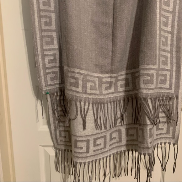 Oversized G monogram reversable oversized scarf shawl - Picture 3 of 9